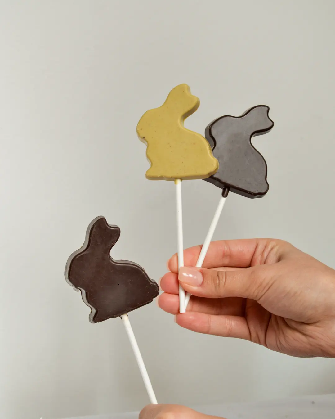 Coniglietto al cioccolato fondente con granella di Pistacchio bio - immagine 2